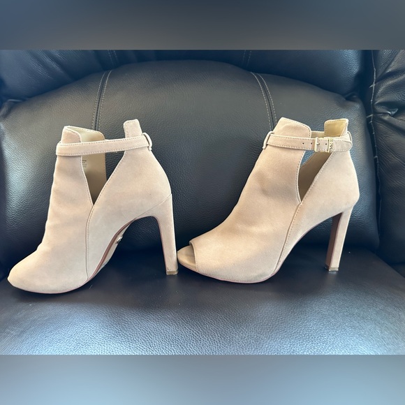 Michael Michael Kors Lawson Bootie Cream Suede - Picture 3 of 12
